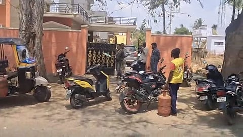 ರಾಮಾಪುರದ ಮನೆ ಮುಂಭಾಗ ಗ್ರಾಹಕರು ಗ್ಯಾಸ್ ಪಡೆಯಲು ಕಾದು ನಿಂತಿರುವುದು. 