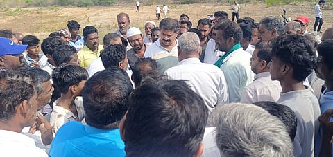 ಬಂಡಳ್ಳಿ ಸಮೀಪದ ಮಣಗಳ್ಳಿ ಕೆರೆ ಪ್ರದೇಶಕ್ಕೆ ಶಾಸಕ ಎಂ.ಆರ್ ಮಂಜುನಾಥ್ ತೆರಳಿ ಗ್ರಾಮಸ್ಥರೊಂದಿಗೆ ಚರ್ಚಿಸಿದರು. ಕುಮಾರಸ್ವಾಮಿ, ಪ್ರತಾಪ್, ರವಿ, ತಮ್ಮಯ್ಯಗೌಡ ಇತರರಿದ್ದರು. 