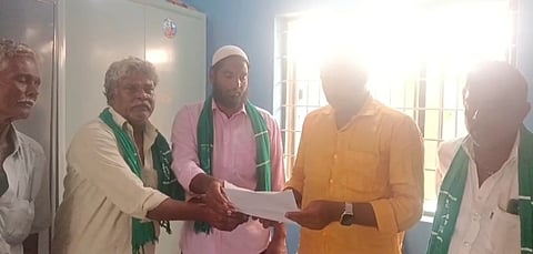 ಅಜ್ಜೀಪುರ ಗ್ರಾಮದಲ್ಲಿ ಬಸ್ ನಿಲ್ದಾಣ ಹಾಗೂ ಶೌಚಗೃಹ ನಿರ್ಮಿಸುವಂತೆ ರೈತ ಸಂಘದ ಪದಾಧಿಕಾರಿಗಳು ಪಿಡಿಒ ಸುರೇಶ್ ಅವರಲ್ಲಿ ಮನವಿ ಸಲ್ಲಿಸಿದರು. ಅಮ್ಜಾದ್‌ಖಾನ್, ರಾಜಣ್ಣ, ನಾಗರಾಜು ಇತರರು ಇದ್ದರು. 