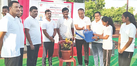  ಹುಮನಾಬಾದ್​ ಪೊಲೀಸ್​ ಠಾಣೆ ಆವರಣದಲ್ಲಿ ಶುಕ್ರವಾರ ಆಯೋಜಿಸಿದ್ದ ಅಂತಾರಾಷ್ಟ್ರೀಯ ಯೋಗ ದಿನಾಚರಣೆಯನ್ನು  ಡಿವೈಎಸ್​ಪಿ ಮಡೋಳಪ್ಪ ಉದ್ಘಾಟಿಸಿದರು.  ಪಿಎಸ್​ ಐಗಳಾದ ಸುರೇಶಕುಮಾರ ಚವ್ಹಾಣ್​, ವಿಜಯಕುಮಾರ ನಾಯಕ, ಹುಲೇಪ್ಪ ಗೌಡಗೊಂಡ, ಸಂಜೀವಕುಮಾರ ಜುನ್ನಾ, ಆನಂದ ಇತರರಿದ್ದರು.