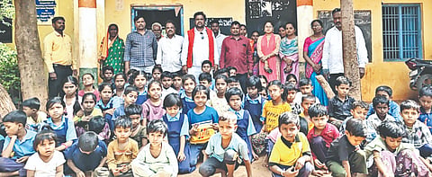 ಚಿಟಗುಪ್ಪ ತಾಲೂಕಿನ  ಮಂಗಲಗಿವಾಡಿ ಗ್ರಾಮದ ಸರ್ಕಾರಿ ಹಿರಿಯ ಪ್ರಾಥಮಿಕ ಶಾಲೆಯಲ್ಲಿ ಕುಡಿವ ನೀರಿನ ಸಮಸ್ಯೆ ನಿವಾರಣೆಗೆ ಆಗ್ರಹಿಸಿ ವಿದ್ಯಾರ್ಥಿಗಳು ಹಾಗೂ ಗ್ರಾಮಸ್ಥರು ಶುಕ್ರವಾರ ಶಾಲೆಯ ಎದುರು ಪ್ರತಿಭಟನೆ ನಡೆಸಿದರು.