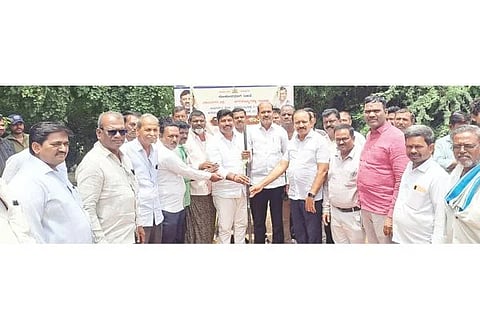 ಹಗರಿಬೊಮ್ಮನಹಳ್ಳಿಯಲ್ಲಿ ಕೆಚ್ಚಿನ ಬಂಡಿ ರಸ್ತೆ ಅಭಿವೃದ್ಧಿ ಕಾಮಗಾರಿಗೆ ಶಾಸಕ ಕೆ.ನೇಮಿರಾಜ್ ನಾಯ್ಕ ಚಾಲನೆ ನೀಡಿದರು.  ಜೆಡಿಎಸ್ ಜಿಲ್ಲಾಧ್ಯಕ್ಷ ಬಾದಾಮಿ ಮೃತ್ಯುಂಜಯ, ಉಪಾಧ್ಯಕ್ಷ ಕೃಷ್ಣಮೂರ್ತಿ ಶೆಟ್ರು, ತಾಲೂಕು ಅಧ್ಯಕ್ಷ ವೈ.ಮಲ್ಲಿಕಾರ್ಜುನ, ಪುರಸಭೆ ಸದಸ್ಯ ಜೋಗಿ ಹನುಮಂತಪ್ಪ, ಪ್ರಾ.ಕೃ.ಪ.ಸಹಕಾರ ಸಂಘದ ಅಧ್ಯಕ್ಷ ಕನ್ನಿಹಳ್ಳಿ ಚಂದ್ರಶೇಖರ ಮತ್ತಿತರರು ಇದ್ದರು.