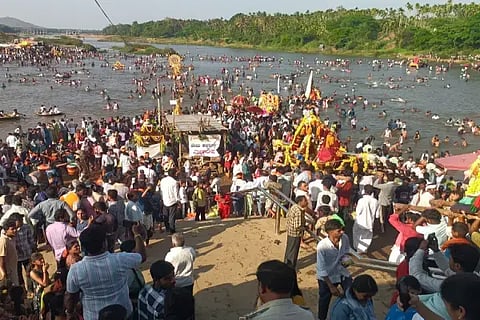 ತುಂಗಭದ್ರಾ ಸಂಗಮದ ಕೂಡ್ಲಿಯ ಸಂಗಮೇಶ್ವರ ಜಾತ್ರಾ ಮಹೋತ್ಸವದಲ್ಲಿ ಸೇರಿದ್ದ ಭಕ್ತ ಸಮೂಹ.