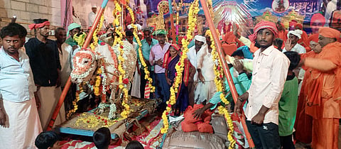 culture: ಹೊಳೆಆಲೂರ ಸಮೀಪದ ಬಿ.ಎಸ್.ಬೇಲೇರಿ ಗ್ರಾಮದ ಸುಖಮುನೇಶ್ವರ ಜಾತ್ರಾ ಮಹೋತ್ಸವದ ಅಂಗವಾಗಿ ಆಯೋಜಿಸಿದ್ದ ಧರ್ಮಸಭೆಯಲ್ಲಿ 21 ಕರುಗಳಿಗೆ ಜನ್ಮ ನೀಡಿದ ಸುಖಮುನೇಶ್ವರ ಮಠದ ಗೋಮಾತಗೆ ತುಲಾಭಾರ ಸೇವೆ ಸಲ್ಲಿಸಲಾಯಿತು.