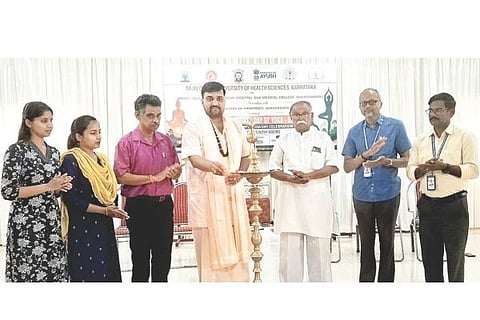 ಹರಪನಹಳ್ಳಿಯಲ್ಲಿ ತೆಗ್ಗಿನಮಠದಲ್ಲಿ ಆಯೋಜಿಸಿದ್ದ ಅಂತಾರಾಷ್ಟ್ರೀಯ ಯೋಗ ದಿನಾಚರಣೆ ಸಮಾರಂಭವನ್ನು ತೆಗ್ಗಿನಮಠದ ಪೀಠಾಧ್ಯಕ್ಷ ವರಸದ್ಯೋಜಾತ ಸ್ವಾಮೀಜಿ ಉದ್ಘಾಟಿಸಿದರು. ಜನನಿ ಸಂಸ್ಥೆ ಸಾರ್ವಜನಿಕ ಸಂಪರ್ಕ ಅಧಿಕಾರಿ ಉದಯಶಂಕರ ಭಟ್, ಟಿಎಂಎಇ  ಸಂಸ್ಥೆಯ ಔಷಧಾಲಯ ಕಾಲೇಜು ಪ್ರಾಚಾರ್ಯ ನಾಗೇಂದ್ರ ರಾವ್, ಉಪ ಪ್ರಾಚಾರ್ಯ ಇಟಗಿ ಷಣ್ಮುಖಪ್ಪ, ಜನನಿ ಯೋಗ ಮತ್ತು ಪ್ರಕೃತಿ ಚಿಕಿತ್ಸಾ ಕೇಂದ್ರದ ವೈದ್ಯರಾದ ಅನಿಶಾ, ದೀಪಾ ಬಣಕಾರ ಇತರರಿದ್ದರು.