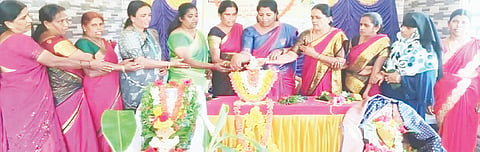 ಶೆಟ್ಟಿಕೆರೆ Camp ಹೋಬಳಿಯ ನವಿಲೆ ಗ್ರಾಮದ ಕಲ್ಪವೃಕ್ಷ ಜ್ಞಾನ ವಿಕಾಸ ಕೇಂದ್ರದಲ್ಲಿ ಹಮ್ಮಿಕೊಂಡಿದ್ದ ಸ್ವ-&ಉದ್ಯೋಗ ಪ್ರೇರಣಾ ಶಿಬಿರವನ್ನು ತಾಲೂಕು ಯೋಜನಾಧಿಕಾರಿ ಶಾಲಿನಿ ಉದ್ಘಾಟಿಸಿದರು. ಒಕ್ಕೂಟದ ಅಧ್ಯೆ ರೇಣುಕಮ್ಮ, ಡೇರಿ ನಿರ್ದೇಶಕರಾದ ಶೈಲಾ, ರಾಧಾ, ಲತಾ, ಕವಿತಾ ಇತರರು ಇದ್ದರು.