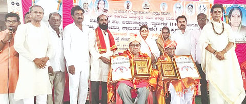 ಹುಲಸೂರು ತಾಲೂಕಿನ ಗೋರ್ಟಾದ ಸಂಗೀತ ರುದ್ರೇಶ್ವರ ದೇವಾಲಯ ಪರಿಸರದಲ್ಲಿ ಮಂಗಳವಾರ ಆಯೋಜಿಸಿದ್ದ ಸಂಗೀತ ರುದ್ರೇಶ್ವರ ಜಾತ್ರಾ ಮಹೋತ್ಸವ, ಸಂಗೀತ ಸಮ್ಮೇಳನ ಹಾಗೂ ಪ್ರಶಸ್ತಿ ಪ್ರದಾನ ಸಮಾರಂಭದಲ್ಲಿ ಲಿಂ. ವಿರೂಪಾ  ರಾಷ್ಟ್ರೀಯ ಪ್ರಶಸ್ತಿಯನ್ನು ರಾಜೇಂದ್ರಸಿಂಗ್​ ಪವಾರ್​ ಮತ್ತು ರೇವಪ್ಪ ಪಾಂಚಾಳ ಅವರಿಗೆ ರಾಜ್ಯಪ್ರಶಸ್ತಿ ನೀಡಿ ಸತ್ಕರಿಸಲಾಯಿತು. ಪೂಜ್ಯ ಕರುಣಾದೇವಿ ಮಾತಾ, ಡಾ.ರಾಜಶೇಖರ ಸ್ವಾಮೀಜಿ, ಡಾ.ಸಿದ್ದರಾಮಯ್ಯ ಸ್ವಾಮಿ, ಸಂಗಮೇಶ ಬಿರಾದಾರ, ಶ್ರೀ ಕರಬಸಪ್ಪ ಅಕ್ಕಣ್ಣ  ಇತರರಿದ್ದರು