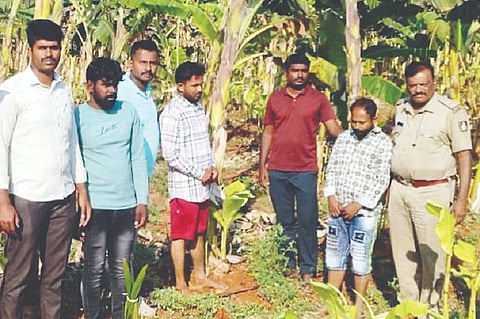 ಗುಂಡ್ಲುಪೇಟೆ ತಾಲೂಕಿನ ಬೇಗೂರು ಹೋಬಳಿಯ ಜಮೀನುಗಳಲ್ಲಿ ಬಾಳೆಗೊನೆಗಳನ್ನು ಕಳ್ಳತನ ಮಾಡುತ್ತಿದ್ದ ಆರೋಪಿಗಳನ್ನು ಪೊಲೀಸರು ಬಂಧಿಸಿದ್ದಾರೆ. ಸಬ್‌ಇನ್ಸ್‌ಪೆಕ್ಟರ್ ಲೋಕೇಶ್ ಇತರರು ಇದ್ದರು.