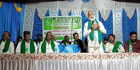 ಗುಂಡ್ಲುಪೇಟೆ ತಾಲೂಕಿನ ಬಲಚವಾಡಿ ಗ್ರಾಮದಲ್ಲಿ ಆಯೋಜಿಸಿದ್ದ ಗ್ರಾಮಘಟಕ ಉದ್ಘಾಟನಾ ಕಾರ್ಯಕ್ರಮದಲ್ಲಿ ಹೊನ್ನೂರು ಪ್ರಕಾಶ್ ಮಾತನಾಡಿದರು. ರಾಜೇಂದ್ರ ಸ್ವಾಮೀಜಿ, ಷಣ್ಮುಖ ಸ್ವಾಮಿ, ನಾಗಪ್ಪ, ಗೌಡಿಕೆ ಚಿಕ್ಕಮಾದಪ್ಪ ಇದ್ದರು.