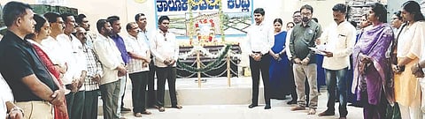 ಕಂಪ್ಲಿಯಲ್ಲಿ ನಡೆದ ದೇವರಾಜ ಅರಸು ಜನ್ಮ ದಿನಾಚರಣೆಯಲ್ಲಿ ತಹಸೀಲ್ದಾರ್ ಜೂಗಲ ಮಂಜುನಾಯಕ ಮಾತನಾಡಿದರು. ಅಧಿಕಾರಿಗಳಾದ ಎಸ್.ಡಿ.ರಮೇಶ್, ಗಾದಿಲಿಂಗಪ್ಪ, ಕೆ.ವಿರೂಪಾಕ್ಷಪ್ಪ, ಮಾಲತೇಶ ದೇಶಪಾಂಡೆ ಇತರರಿದ್ದರು. 