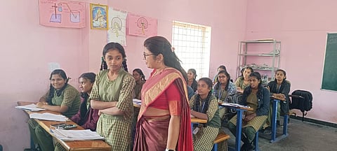 ಕೊಳ್ಳೇಗಾಲ ಪಟ್ಟಣದ ಎಸ್‌ವಿಕೆ ಪದವಿ ಪೂರ್ವ ಕಾಲೇಜಿಗೆ ಮೋನಾರೊತ್ ಭೇಟಿ ನೀಡಿ ದ್ವಿತೀಯ ಪಿಯುಸಿ ವ್ಯಾಸಂಗ ಮಾಡುತ್ತಿರುವ ವಿದ್ಯಾರ್ಥಿಗಳಿಂದ ಪರೀಕ್ಷಾ ಪೂರ್ವ ತಯಾರಿ ಮಾಹಿತಿ ಪಡೆದರು. 