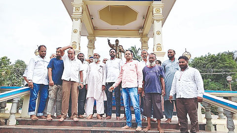 ಮಸಣಪುರ ಮತ್ತು ಹೊಂಗನೂರು ಗ್ರಮದಲ್ಲಿ ಡಾ.ಅಂಬೇಡ್ಕರ್ ಅವರ ನಾಮಫಲಕಕ್ಕೆ ಅಪಮಾನವೆಸಗಿರುವ ಕಿಡಿಗೇಡಿಗಳನ್ನು ಗಡಿ ಪಾರು ಮಾಡಬೇಕೆಂದು ಆಗ್ರಹಿಸಿ ಕೊಳ್ಳೇಗಾಲ ಪಟ್ಟಣದಲ್ಲಿ ಡಾ.ಅಂಬೇಡ್ಕರ್ ಪ್ರತಿಮೆ ಬಳಿ ಶನಿವಾರ ಮುಸ್ಲಿಂರು ಪ್ರತಿಭಟನೆ ನಡೆಸಿದರು. ಇರ್ಫಾನ್, ಮಹಮದ್ ಮತೀನ್, ಏಜಾಜ್, ಆಶೀಫ್, ರಿಜ್ವಾನ್ ಇತರರು ಇದ್ದರು. 