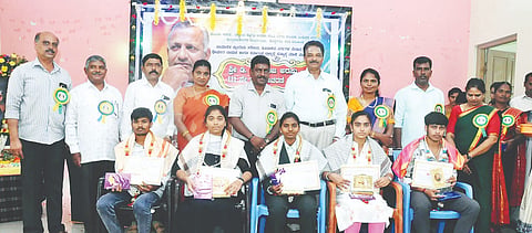 ಕೊಳ್ಳೇಗಾಲದಲ್ಲಿ ಆಯೋಜಿಸಿದ್ದ ಮಾಜಿ ಮುಖ್ಯಮಂತ್ರಿ ಡಿ.ದೇವರಾಜ ಅರಸು ಅವರ 111ನೇ ಜನ್ಮ ದಿನಾಚರಣೆಯಲ್ಲಿ ವಿದ್ಯಾರ್ಥಿಗಳನ್ನು ಸನ್ಮಾನಿಸಲಾಯಿತು. ಡಾ.ಪಿ.ದೇವರಾಜು, ಕುಮಾರ್, ನಾಗರಾಜು ಇತರರು ಇದ್ದರು.