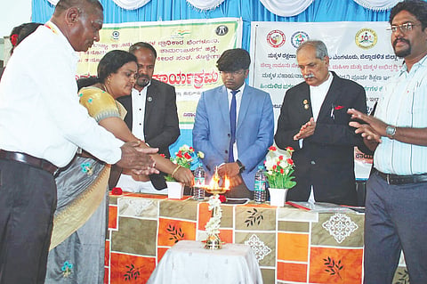 ಕೊಳ್ಳೇಗಾಲ ಪಟ್ಟಣದ ಕಾರ್ನರ್ ಸ್ಟೋನ್ ಪದವಿ ಪೂರ್ವ ಕಾಲೇಜಿನಲ್ಲಿ ಆಯೋಜಿಸಿದ್ದ ಕಾನೂನು ಅರಿವು ಕಾರ್ಯಕ್ರಮಕ್ಕೆ ಅಪರ ಸಿವಿಲ್ ನ್ಯಾಯಾಧೀಶ ಎಂ.ರಂಜಿತ್ ಕುಮಾರ್ ಚಾಲನೆ ನೀಡಿದರು. ಬಸವರಾಜು, ರೋಷನ್ ಪ್ರಿನ್ಸ್ ಇದ್ದರು.