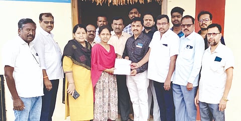 ಕಾನಹೊಸಹಳ್ಳಿಯಲ್ಲಿ ನಾಡಕಚೇರಿ ವಿಷಯ ನಿರ್ವಾಹಕಿ ಅನಿತಾ ಪೂಜಾರಿಗೆ ಔಷಧ ವ್ಯಾಪಾರಿಗಳ ಸಂಘದಿಂದ ಮನವಿ ಸಲ್ಲಿಸಲಾಯಿತು. 