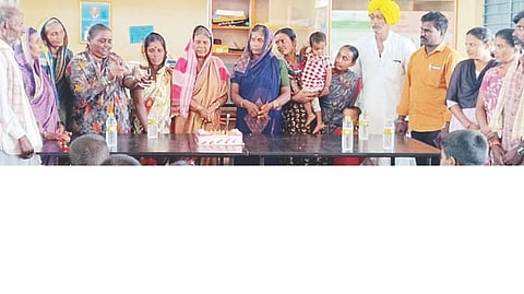 ಕುಕನೂರು ತಾಲೂಕಿನ ನೆಲಜೇರಿ ಗ್ರಾಪಂ ಗ್ರಂಥಾಲಯ ಹಾಗೂ ಅರಿವು ಕೇಂದ್ರದಲ್ಲಿ ಗ್ರಾಮ ಹಿರಿಯ ನಾಗರಿಕರ ದಿನಕ್ಕೆ ಕೇಕ್ ಕತ್ತಿರುವ ಮೂಲಕ ಚಾಲನೆ ನೀಡಲಾಯಿತು. ಗ್ರಾಪಂ ಕಾರ್ಯದರ್ಶಿ ಫಕೀರಪ್ಪ ಮೂಲಿಮನಿ, ಗ್ರಂಥಾಲಯ ಮೇಲ್ವಿಚಾರಕ ದೇವರಾಜ್ ಮ್ಯಾದನೇರಿ, ಕರವಸೂಲಿಗಾರ ಯಮನೂರಪ್ಪ ವಾಲ್ಮೀಕಿ, ಕಂಪ್ಯೂಟರ್ ಆಪರೇಟರ್ ಮಂಜುಳಾ ಉಸಗಲಿ, ಕಾಯಕ ಮಿತ್ರ ಲಲಿತಾ ಹೊಸೂರು ಇದ್ದರು.