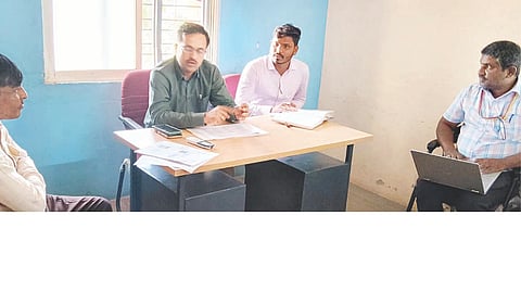 ಕುಕನೂರು ತಾಪಂ ಕಚೇರಿ ಸಭಾಂಗಣದಲ್ಲಿ ಕುಡಿವ ನೀರಿನ ಸಮಸ್ಯೆ ಕುರಿತು ನಡೆದ ಸಭೆಯಲ್ಲಿ ಇಒ ಸಂತೋಷ ಬಿರಾದಾರ ಪಾಟೀಲ್ ಮಾತನಾಡಿದರು. ತಾಪಂ ಸಹಾಯಕ ನಿರ್ದೇಶಕ ಶರಣಪ್ಪ ಕೆಳಗಿನಮನಿ, ಯೋಜನಾ ನಿರ್ದೇಶಕ ಆನಂದ ಗರೂರ, ಆರ್‌ಡಬ್ಲುೃಎಸ್ ಎಇಇ ಸಾಹೇಬಣ್ಣ ಇದ್ದರು.