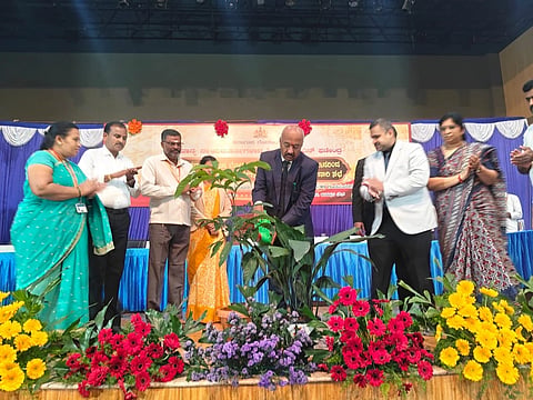 ಕನಕಪುರ ಅಂಬೇಡ್ಕರ್​ ಭವನದಲ್ಲಿ ಹಮ್ಮಿಕೊಂಡಿದ್ದ ಲೋಕಾಯುಕ್ತ ಪ್ರಕರಣಗಳ ವಿಚಾರಣೆ, ವಿಲೇವಾರಿ ಕಾರ್ಯಕ್ರಮವನ್ನು ಉಪಲೋಕಾಯುಕ್ತ ನ್ಯಾಯಮೂರ್ತಿ ಫಣೀಂದ್ರ ಅವರು ಉದ್ಘಾಟಿಸಿದರು. ಕಿರಣ್​ ಪಾಟೀಲ್​, ಸವಿತಾ, ಸ್ನೇಹಾ ಉಪಸ್ಥಿತರಿದ್ದರು.