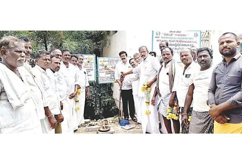 ಹಂಪಾದೇವನಹಳ್ಳಿಯಲ್ಲಿ ಎಸ್ಸಿ ಎಸ್ಟಿ ರೈತರ ಭೂಮಿಗೆ ಏತ ನೀರಾವರಿಯಿಂದ ನೀರೊದಗಿಸಲು ಬ್ಲಾಕ್ ಕಾಂಗ್ರೆಸ್ ಅಧ್ಯಕ್ಷ ಕೆ.ಶ್ರೀನಿವಾಸರಾವ್ ಚಾಲನೆ ನೀಡಿದರು. ಪ್ರಮುಖರಾದ ವಿಜಯಕುಮಾರ್, ವಿಶ್ವಜಿತ್‌ಪಾಟೀಲ್, ಎ.ಹುಲುಗಪ್ಪ, ಯು.ಗುರುಮೂರ್ತಿ, ಇಟ್ಗಿ ಬಸಪ್ಪ ಇತರರಿದ್ದರು.