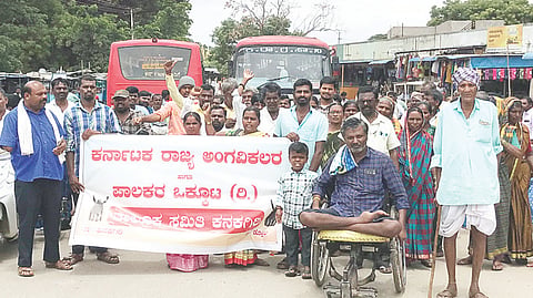 ಕನಕಗಿರಿಯಲ್ಲಿ ಅಂಗವಿಕಲರ ಹಾಗೂ ಪಾಲಕರ ಒಕ್ಕೂಟ ತಾಲೂಕು ಘಟಕದಿಂದ ಪ್ರತಿಭಟನೆ ನಡೆಸಲಾಯಿತು. ಅಧ್ಯಕ್ಷ ರಾಮಣ್ಣ, ಪದಾಧಿಕಾರಿಗಳಾದ ಶಿವಗಂಗಪ್ಪ, ಕನಕಪ್ಪ, ಕುಂಟೆಪ್ಪ ಇತರರಿದ್ದರು.