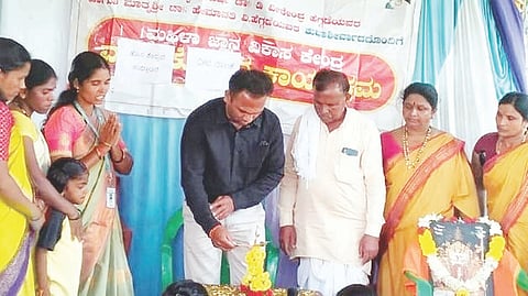 ಕನಕಗಿರಿಯಲ್ಲಿ ಬೀದಿ ನಾಟಕ ಪ್ರದರ್ಶನ ಕಾರ್ಯಕ್ರಮವನ್ನು ಶ್ರೀ ಕ್ಷೇತ್ರ ಧರ್ಮಸ್ಥಳ ಗ್ರಾಮಾಭಿವೃದ್ಧಿ ಯೋಜನೆಯ ತಾಲೂಕು ಯೋಜನಾಧಿಕಾರಿ ನಿಂಗಪ್ಪ ಡಿ.ಅಗಸರ ಉದ್ಘಾಟಿಸಿದರು. ಕಲಾ ತಂಡದ ಸದಸ್ಯ ವೀರಯ್ಯ, ಜ್ಞಾನ ವಿಕಾಸ ಸಮನ್ವಯಾಧಿಕಾರಿ ಡಿ.ಎಚ್. ಮಂಜುಳಾ, ಸೇವಾ ಪ್ರತಿನಿಧಿಗಳಾದ ಅಶ್ವಿನಿ, ಮಂಜುಳಾ ಇದ್ದರು.
