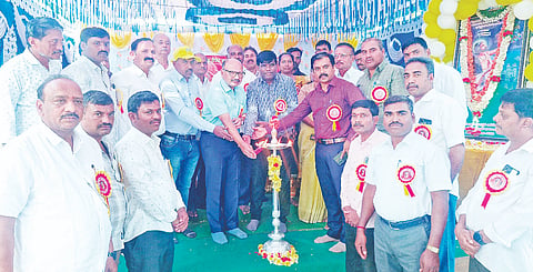  ಕೆ.ಆರ್.ನಗರದ ಕೆಎಸ್‌ಆರ್‌ಟಿಸಿ ಘಟಕದಲ್ಲಿ ಆಯೋಜಿಸಿದ್ದ ಕನಕದಾಸರ ಜಯಂತ್ಯುತ್ಸವನ್ನು ಬಿ.ಶ್ರೀನಿವಾಸ್ ಉದ್ಘಾಟಿಸಿದರು.  ಬ್ಯಾಡರಹಳ್ಳಿ ಭಾಸ್ಕರ್, ಎ.ಡಿ.ಕುಮಾರ್, ಪಿ.ಮಹೇಶ್, ಎಂ.ಪಿ.ರಘು, ಎಂ.ಸುರೇಶ್, ಟಿ.ಯೋಗೇಶ್ ಇತರರು ಇದ್ದರು.