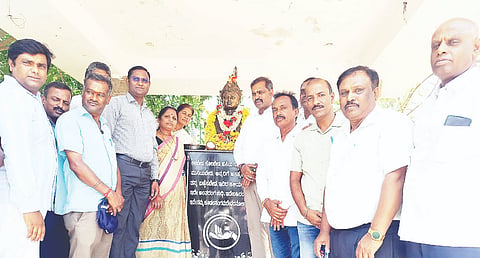 ಕೆ.ಆರ್.ನಗರದ ಬಸವೇಶ್ವರ ಬ್ಲಾಕ್‌ನಲ್ಲಿರುವ  ಬಸವಣ್ಣನವರ ಪುತ್ಥಳಿಗೆ ಶಾಸಕ ಡಿ.ರವಿಶಂಕರ್ ಮಾಲಾರ್ಪಣೆ ಮಾಡಿದರು. ಜಿಪಂ ಮಾಜಿ ಉಪಾಧ್ಯಕ್ಷ ಎ.ಎಸ್.ಚನ್ನಬಸಪ್ಪ, ತಹಸೀಲ್ದಾರ್ ಜಿ.ಸುರೇಂದ್ರ ಮೂರ್ತಿ, ಪುರಸಭೆ ಮಾಜಿ ಅಧ್ಯಕ್ಷ ಕೋಳಿ ಪ್ರಕಾಶ್, ಎಪಿಎಂಸಿ ಮಾಜಿ ನಿರ್ದೇಶಕ ಎಲ್.ಪಿ.ರವಿಕುಮಾರ್ ಇತರರು ಇದ್ದರು.