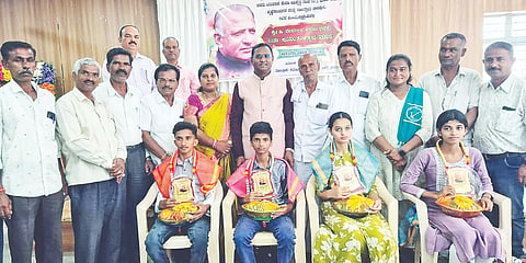 ಕೆ.ಆರ್.ನಗರದ ತಾಲೂಕು ಆಡಳಿತ ಸೌಧದ ಸಭಾಂಗಣದಲ್ಲಿ ಆಯೋಜಿಸಿದ್ದ ಡಿ.ದೇವರಾಜ ಅರಸು ಜಯಂತಿಯಲ್ಲಿ ಎಸ್‌ಎಸ್‌ಎಲ್‌ಸಿ ಮತ್ತು ದ್ವಿತೀಯ ಪಿಯುಸಿಯಲ್ಲಿ ಅತಿ ಹೆಚ್ಚು ಅಂಕಗಳಿಸಿದ ವಿದ್ಯಾರ್ಥಿಗಳನ್ನು ಅಭಿನಂದಿಸಲಾಯಿತು. ಜಿ.ಸುರೇಂದ್ರಮೂರ್ತಿ, ಕೋಳಿಪ್ರಕಾಶ್, ತಿಮ್ಮಶೆಟ್ಟಿ, ಕಾಟ್ನಾಳು ಮಹದೇವ್, ಕೆ.ಮೇಘನಾ, ಎಚ್.ಎಲ್.ಶಂಕರಮೂರ್ತಿ ಇನ್ನಿತರರು ಇದ್ದರು.	