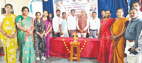ಕೊರಟಗೆರೆ ಪ್ರಥಮ ದರ್ಜೆ ಕಾಲೇಜಿನಲ್ಲಿ ಹಮ್ಮಿಕೊಂಡಿದ್ದ ಕಾರ್ಯಕ್ರಮವನ್ನು ಮುರಳೀಧರ ಹಾಲಪ್ಪ ಉದ್ಘಾಟಿಸಿದರು. ಕಾಂಗ್ರೆಸ್ ಮಹಿಳಾ ತಾಲೂಕು ಅಧ್ಯಕ್ಷೆ ಜಯಮ್ಮ, ಗ್ಯಾರಂಟಿ ಸಮಿತಿ ತಾಲೂಕು ಅಧ್ಯಕ್ಷ ವೆಂಕಟೇಶಮೂರ್ತಿ, ಪುರಸಭೆ ಮುಖ್ಯಾಧಿಕಾರಿ ಉಮೇಶ್, ರೋಟರಿ ಅಧ್ಯಕ್ಷ ದರ್ಶನ್ ಇತರರು ಇದ್ದರು.