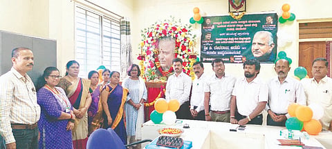 ಕೊರಟಗೆರೆ ತಾಲೂಕು ಕಚೇರಿಯಲ್ಲಿ ಹಮ್ಮಿಕೊಂಡಿದ್ದ ಕಾರ್ಯಕ್ರಮದಲ್ಲಿ ತಹಸೀಲ್ದಾರ್ ಕೆ.ಮಂಜುನಾಥ್, ಉಪನ್ಯಾಸಕ ಹನುಮಂತ ನಾಯಕ್, ತಾಪಂ ಇಒ ಅಪೂರ್ವಾ, ಹಿಂದುಳಿದ ವರ್ಗಗಳ  ಕಲ್ಯಾಣಾಧಿಕಾರಿ ಅನಂತರಾಜು, ಪ್ರಾಂಶುಪಾಲ ಈರಪ್ಪನಾಯಕ್, ಬಿಇಒ ಪೈರೋಜ್‌ಬೇಗಂ, ವೈದ್ಯಾಧಿಕಾರಿ ಡಾ.ಜೋಸ್ನಾರೆಡ್ಡಿ, ಪಶುಸಂಗೋಪನಾ ಇಲಾಖೆ ಸುಧಾಕರ್, ಬಿಆರ್‌ಸಿ ರುದ್ರೇಶ್ ಇತರರು ಇದ್ದರು. 