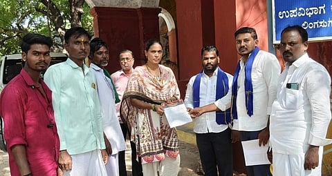 ಲಿಂಗಸುಗೂರು ಸಹಾಯಕ ಆಯುಕ್ತರ ಕಚೇರಿ ಪ್ರಥಮ ದರ್ಜೆ ಸಹಾಯಕಿ ಅನುಪಮಾ ಸಿಂಗ್ ಅವರಿಗೆ  ಭಾರತೀಯ ಪ್ರಜಾ ಸಂಘದ ಕಾರ್ಯಕರ್ತರು ಮನವಿ ಸಲ್ಲಿಸಿದರು.