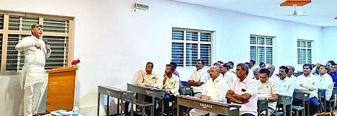 ಲಿಂಗಸುಗೂರಿನ ಅಮರೇಶ್ವರ ಬಾಲಕಿಯರ ಪ್ರೌಢಶಾಲೆಯಲ್ಲಿ ಪೂರ್ವಭಾವಿ ಸಭೆಯಲ್ಲಿ ವೀ.ವಿ. ಸಂಘದ ಆಡಳಿತಾಧಿಕಾರಿ ಬಸವಂತರಾಯ ಕುರಿ ಮಾತನಾಡಿದರು. ಪ್ರಮುಖರಾದ ಡಾ.ಎನ್.ಎಲ್.ನಡುವಿನಮನಿ, ಪಾಮಯ್ಯ ಮುರಾರಿ, ಡಾ.ಡಿ.ಎಚ್. ಕಡದಳ್ಳಿ, ಚಂದ್ರಶೇಖರರೆಡ್ಡಿ, ಸಿ.ಬಿ.ಚಿಲ್ಕರಾಗಿ ಇತರರಿದ್ದರು.
