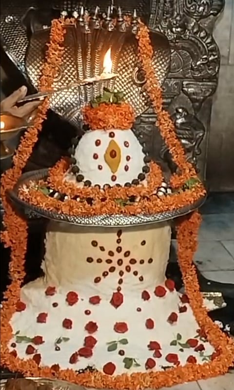 ಹಂಪಿ ವಿರೂಪಾಕ್ಷೇಶ್ವರ ಸ್ವಾಮಿಗೆ ಶುಕ್ರವಾರ ಯುಗಾದಿ ನಿಮಿತ್ತ ಮೊಸರನ್ನದಿಂದ ವಿಶೇಷಾ ಅಲಂಕಾರ ಮಾಡಿರುವುದು.