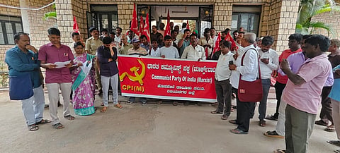 ಹೊಸಪೇಟೆ ತಹಸೀಲ್ ಕಚೇರಿ ಮುಂದೆ ಸೋಮವಾರ ಸಿಪಿಐಎಂ ಪದಾಧಿಕಾರಿಗಳಿಂದ ಪ್ರತಿಭಟನೆ ನಡೆಯಿತು. ಪ್ರಮುಖರಾದ ಎನ್.ಯಲ್ಲಾಲಿಂಗ,ಆರ್.ಭಾಸ್ಕರ್ ರೆಡ್ಡಿ, ಆರ್.ಎಸ್.ಬಸವರಾಜ, ಎಂ.ಗೋಪಾಲ, ಕೆ.ನಾಗರತ್ನಮ್ಮ, ಹೇಮಂತ್ ನಾಯ್ಕ, ವಿ.ಸ್ವಾಮಿ, ನನ್ನೂ ಸಾಬ್, ಗಾಳೆಪ್ಪ, ತಿಪ್ಪೇಸ್ವಾಮಿ ಇತರರಿದ್ದರು.