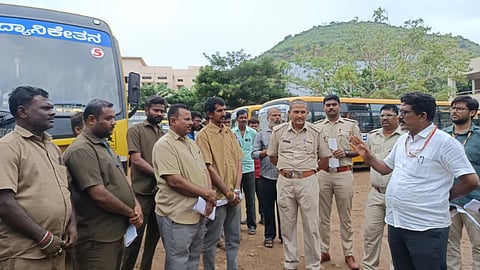 ಹೊಸಪೇಟೆ ಆರ್ ಟಿಒ ಕಚೇರಿ ಆವರಣದಲ್ಲಿ ಸೋಮವಾರ ಪ್ರಾದೇಶಿಕ ಸಾರಿಗೆ ಅಧಿಕಾರಿ ದಾಮೋದರ ಜಾಗೃತಿ ಕರ‍್ಯಕ್ರಮದಲ್ಲಿ ಮಾತನಾಡಿದರು. ವಾಹನ ನಿರೀಕ್ಷಕರಾದ ಪ್ರದೀಪ್ ಹಡಗಲಿ, ಮಹ್ಮದ್ ಖಾಲಿದ್, ಮೋಟಾರ್ ವಾಹನ ನಿರೀಕ್ಷಿಕರು ಶರಣ ಬಸವ ಹಾಗೂ ಸತ್ಯನಾರಾಯಣ ರೆಡ್ಡಿ ಇತರರಿದ್ದರು.