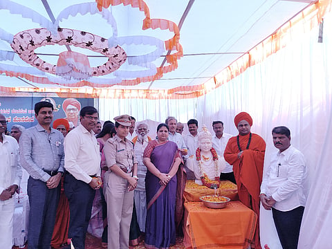 ಹೊಸಪೇಟೆ ಕೊಟ್ಟೂರುಸ್ವಾಮಿ ಸಂಸ್ಥಾನ ಮಠದಲ್ಲಿ ಸೋಮವಾರ ನಡೆದ ಬಸವ ಜಯಂತಿ ಹಾಗೂ ಸಾಮೂಹಿಕ ಮದುವೆ ಕಾರ್ಯಕ್ರಮದ ನಿಮಿತ್ತ ಬಸವೇಶ್ವರ ಪುತ್ತಳಿಗೆ ಜಿಲ್ಲಾಧಿಕಾರಿ ಕವಿತಾ ಎಸ್ ಮನ್ನಿಕೇರಿ ಪುಷ್ಪ ನಮನಸಲ್ಲಿಸಿದರು. ಮಠದ ಶ್ರೀ ಕೊಟ್ಟೂರು ಬಸವಲಿಂಗ ಸ್ವಾಮೀಜಿ, ಹೂಡಾ ಅಧ್ಯಕ್ಷ ಎಚ್.ಎನ್.ಎಫ್.ಇಮಾಮ್ ನಿಯಾಜಿ, ಅಪರ ಜಿಲ್ಲಾಧಿಕಾರಿ ಇ.ಬಾಲಕೃಷ್ಣ, ಎಎಸ್ಪಿ ಮಂಜುನಾಥ ಇತರರಿದ್ದರು.