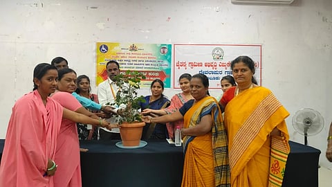 ಹೊಸಪೇಟೆ ಜಿಲ್ಲಾ ಒಳ ಕ್ರಿಡಾಂಗಣ ಸಭಾಂಗಣದಲ್ಲಿ ಮಂಗಳವಾರ ಅಂಗನವಾಡಿ ಮತ್ತು ಆಶಾ ಕಾರ್ಯಕರ್ತೆಯರು ಹಾಗೂ ಗ್ರಾಮೀಣ ಪುನರ್ವಸತಿ ಕಾರ್ಯಕರ್ತರಿಗೆ ಒಂದು ದಿನದ ಕಾರ್ಯಗಾರವನ್ನು ಜಿಲ್ಲಾ ಅಂಗವಿಕಲ ಕಲ್ಯಾಣ ಇಲಾಖೆ ಅಧಿಕಾರಿ ರಾಮಾಂಜಿನೇಯ ಚಾಲನೆ ನೀಡಿದರು. ಸಿಡಿಪಿಒ ಸಿಂಧೂ ಎಲೆಗಾರ, ವೈದ್ಯಾರಾದ ಡಾ.ಚೈತ್ರ, ಡಾ.ತಸ್ಮೀಯ, ಡಾ.ಕಾವ್ಯ ಇತರರಿದ್ದರು.