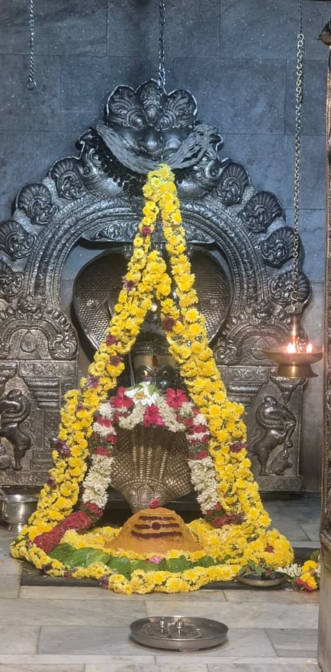 ಹಂಪಿ ವಿರೂಪಾಕ್ಷೇಶ್ವರ ಸ್ವಾಮಿಗೆ ಅಕ್ಷಯ ತೃತೀಯ ನಿಮಿತ್ತ ಸೋಮವಾರ ವಿಶೇಷವಾಗಿ ಚಂದನದ ಅಲಂಕಾರ ಮಾಡಲಾಯಿತು.