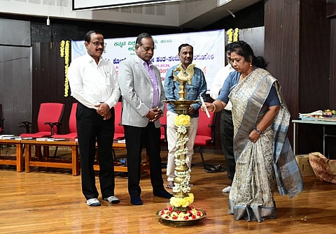 ಕನ್ನಡ ವಿವಿಯ ಅಧ್ಯಯನಾಂಗದಿAದ ಮಂಟಪ ಸಭಾಂಗಣದಲ್ಲಿ ಹಮ್ಮಿಕೊಂಡಿದ್ದ ಯು.ಜಿ.ಸಿ. ಪಿಎಚ್.ಡಿ. ಕೋರ್ಸ್ವರ್ಕ್ ಮೊದಲನೇ ಹಂತದ ಸಂಶೋಧನಾ ಸಮಾವೇಶವನ್ನು ಲೇಖಕಿ ಡಾ.ಬಿ.ಯು.ಸುಮಾ ಉದ್ಘಾಟಿಸಿದರು. ಕುಲಪತಿ ಡಾ.ಡಿ.ವಿ.ಪರಮಶಿವಮೂರ್ತಿ, ಪ್ರಾಧ್ಯಾಪಕರಾದ ಡಾ.ಶಿವಾನಂದ ವಿರಕ್ತಮಠ, ಡಾ.ಅಮರೇಶ ಯತಗಲ್ ಇದ್ದರು.
