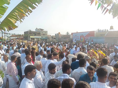 ಗುಂಡ್ಲುಪೇಟೆ ತಾಲೂಕಿನ ಹಂಗಳ ಗ್ರಾಮದಲ್ಲಿ ಯುಗಾದಿ ಅಂಗವಾಗಿ 13 ಜೋಡಿ ಎತ್ತುಗಳಿಗೆ ಹೊನ್ನೇರುಕಟ್ಟಿ ಗ್ರಾಮದ ಪ್ರಮುಖ ಬೀದಿಗಳಲ್ಲಿ ಮೆರವಣಿಗೆ ಮಾಡಲಾಯಿತು.
