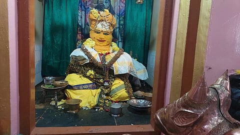 ಯುಗಾದಿ ಹಬ್ಬಂದ ಶ್ರೀ ರಾಮೆಶ್ವರ ದೇವರನ್ನು ಹೂವಿನಿಂದ ಅಲಂಕಾರ ಮಾಡಲಾಯಿತು.