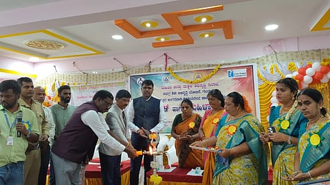 ಗುಂಡ್ಲುಪೇಟೆ ತಾಲೂಕಿನ ತೆರಕಣಾಂಬಿಯಲ್ಲಿ ಮಹಿಳಾ ಮತ್ತು ಮಕ್ಕಳ ಅಭಿವೃದ್ಧಿ ಇಲಾಖೆ ವತಿಯಿಂದ ಆಯೋಜಿಸಿದ್ದ ಬಾಲ ಮೇಳ ಮತ್ತು ಮಹಿಳಾ ದಿನಾಚರಣೆ ಕಾರ್ಯಕ್ರಮ ಬಸವರಾಜ ತಳವಾರ್ ಉದ್ಘಾಟಿಸಿದರು. ದಾಕ್ಷಾಯಿಣಮ್ಮ, ಎಂ.ಟಿ.ದೀಪು, ಆರ್.ಡಿ.ಗಿರೀಶ್, ಹೇಮಾವತಿ, ಟಿ.ಎಸ್.ವೆಂಕಟೇಶ್, ಸರಸ್ವತಿ ಇದ್ದರು. 