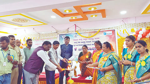 ಗುಂಡ್ಲುಪೇಟೆ ತಾಲೂಕಿನ ತೆರಕಣಾಂಬಿಯಲ್ಲಿ ಮಹಿಳಾ ಮತ್ತು ಮಕ್ಕಳ ಅಭಿವೃದ್ಧಿ ಇಲಾಖೆ ವತಿಯಿಂದ ಆಯೋಜಿಸಿದ್ದ ಬಾಲ ಮೇಳ ಮತ್ತು ಮಹಿಳಾ ದಿನಾಚರಣೆ ಕಾರ್ಯಕ್ರಮ ಬಸವರಾಜ ತಳವಾರ್ ಉದ್ಘಾಟಿಸಿದರು. ದಾಕ್ಷಾಯಿಣಮ್ಮ, ಎಂ.ಟಿ.ದೀಪು, ಆರ್.ಡಿ.ಗಿರೀಶ್, ಹೇಮಾವತಿ, ಟಿ.ಎಸ್.ವೆಂಕಟೇಶ್, ಸರಸ್ವತಿ ಇದ್ದರು. 