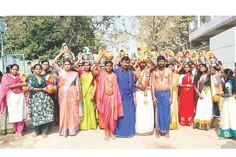 ಮಸ್ಕಿಯಲ್ಲಿ ಅಯ್ಯಪ್ಪಸ್ವಾಮಿ ಮೂರ್ತಿ ಮೆರವಣಿಗೆಯಲ್ಲಿ ಮಹಿಳೆಯರು ಕುಂಬಹೊತ್ತು ಸಾಗಿದರು.