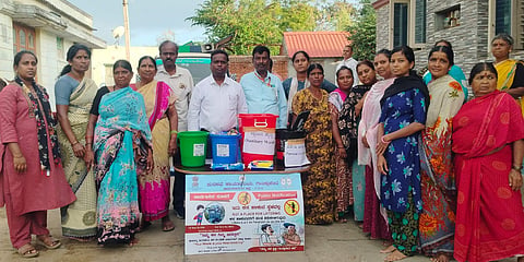 ಗುಂಡ್ಲುಪೇಟೆ ಪಟ್ಟಣ ಪುರಸಭೆ 17ನೇ ವಾರ್ಡ್ ಕುರುಬ ಸಮುದಾಯ ಬೀದಿಯಲ್ಲಿ ಮುಖ್ಯಾಧಿಕಾರಿ ಶರವಣ ಸಾರ್ವಜನಿಕರಿಗೆ ನಾಲ್ಕು ವಿಧದ ತ್ಯಾಜ್ಯದ ಬಗ್ಗೆ ಅರಿವು ಮೂಡಿಸಿದರು. 