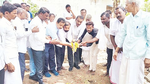 ಮುನಿರಾಬಾದ್ ಸಮೀಪದ ಇಂದರಿಗಿಯಲ್ಲಿ ಶಾಖಾ ಅಂಚೆ ಕಚೇರಿ ಕಟ್ಟಡ ನಿರ್ಮಾಣಕ್ಕೆ ಸಂಸದ ರಾಜಶೇಖರ್ ಹಿಟ್ನಾಳ ಭೂಮಿಪೂಜೆ ನೆರವೇರಿಸಿದರು. ಜಿಪಂ ಮಾಜಿ ಸದಸ್ಯ ಗವಿಸಿದ್ದಪ್ಪ ಕರಡಿ, ಕಿರ್ಲೋಸ್ಕರ್ ಕಂಪನಿಯ ಉದಯ ಕುಲಕರ್ಣಿ ಇತರರಿದ್ದರು.
