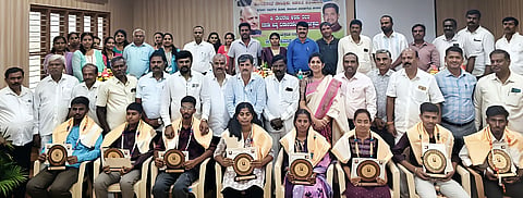 ಹೊಸಕೋಟೆ ದೇವರಾಜ ಅರಸು ವಸತಿ ನಿಲಯದಲ್ಲಿ ವ್ಯಾಸಂಗ ಮಾಡಿ ಹೆಚ್ಚು ಅಂಕ ಪಡೆದ ವಿದ್ಯಾರ್ಥಿಗಳಿಗೆ ಪ್ರತಿಭಾ ಪುರಸ್ಕಾರ ನೀಡಿ ಗೌರವಿಸಲಾಯಿತು.