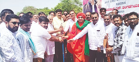 ಕಾರಟಗಿಯಲ್ಲಿ ಪಂಚಮಸಾಲಿ ಕ್ಷೇಮಾಭಿವೃದ್ಧಿ ಸಂಘದ ಸಮುದಾಯ ಭವನ ನಿರ್ಮಾಣಕ್ಕೆ ಜಿಲ್ಲಾ ಉಸ್ತುವಾರಿ ಸಚಿವ ಶಿವರಾಜ ತಂಗಡಗಿ ಭೂಮಿಪೂಜೆ ನೆರವೇರಿಸಿದರು. ಕೂಡಲಸಂಗಮ ಪಂಚಮಸಾಲಿ ಪೀಠದ ಬಸವ ಜಯಮೃತ್ಯುಂಜಯ ಸ್ವಾಮೀಜಿ, ಸಂಸದ ರಾಜಶೇಖರ ಹಿಟ್ನಾಳ, ಮಾಜಿ ಸಂಸದರಾದ ಸಂಗಣ್ಣ ಕರಡಿ, ಶಿವರಾಮೇಗೌಡ ಇತರರಿದ್ದರು.
