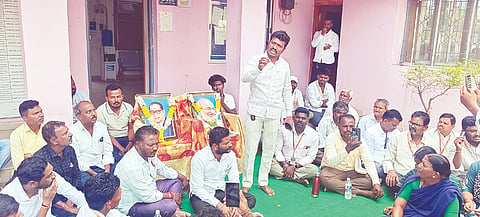 ಕಾರಟಗಿ ಪುರಸಭೆಯಲ್ಲಿ ಅಧ್ಯಕ್ಷ ಮಂಜುನಾಥ ಮೇಗೂರು ಅಧಿಕಾರ ದುರುಪಯೋಗ ಹಾಗೂ ದರ್ಪ ತೋರುತ್ತಿದ್ದಾರೆಂದು ಆರೋಪಿಸಿ ಮುಖ್ಯಾಧಿಕಾರಿ ಸಾಬಣ್ಣ ಕಟ್ಟಿಕಾರ್ ಸಿಬ್ಬಂದಿಗಳೊಂದಿಗೆ ಬುಧವಾರ ದಿಢೀರ್ ಧರಣಿ ನಡೆಸಿ ಆಕ್ರೋಶ ವ್ಯಕ್ತಪಡಿಸಿದರು.
