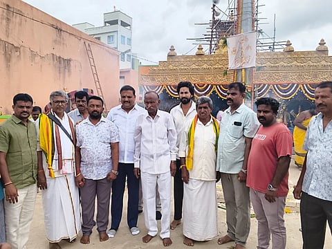 ನಂದಗುಡಿ ಹೋಬಳಿ ತಾವರೆಕೆರೆ ಶ್ರೀಚನ್ನಕೇಶವ ಸ್ವಾಮಿ ದೇವಾಲಯದ ಪುನರ್​ ಪ್ರತಿಷ್ಠಾಪನೆ ಹಾಗೂ ಗೋಪುರ ಕುಂಭಾಭಿಷೇಕ ಮಹೋತ್ಸವದಲ್ಲಿ ಮಾಜಿ ಸಚಿವ ಎಂಟಿಬಿ ನಾಗರಾಜ್​ ಭಾಗವಹಿಸಿದರು.